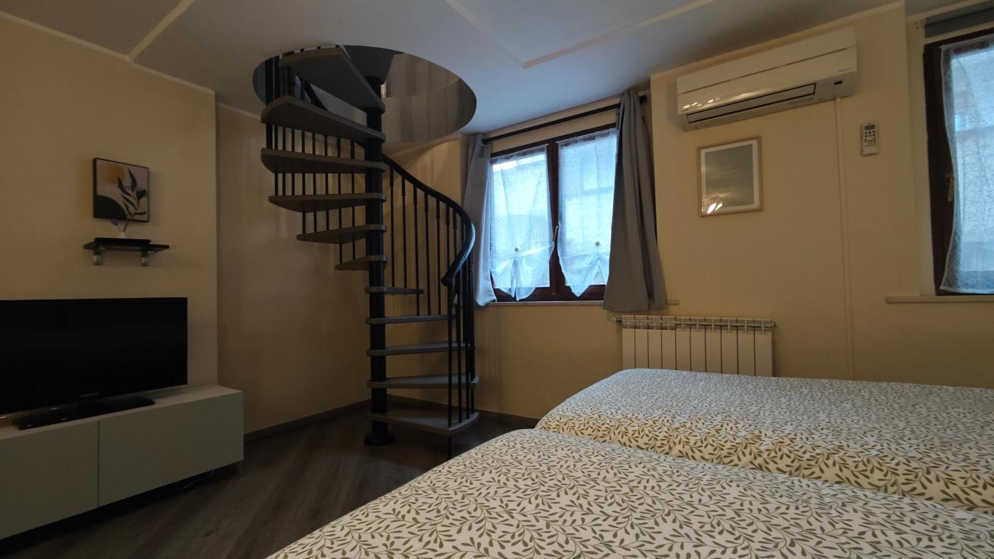 Appartamento Aleph With Private Parking, Next Train Station Como Exterior foto