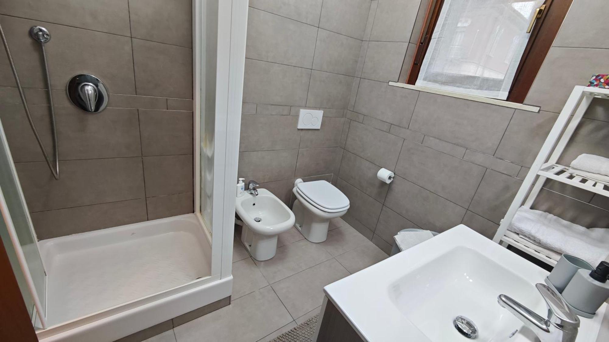 Appartamento Aleph With Private Parking, Next Train Station Como Exterior foto
